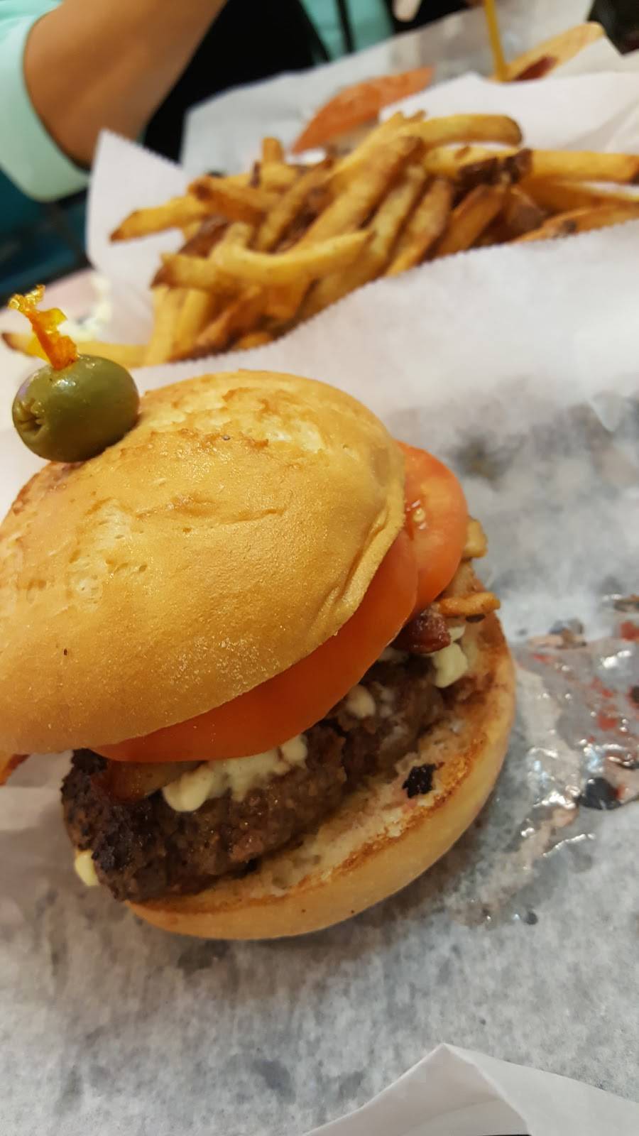 Cheeburger Cheeburger | restaurant | 2130 NJ-35, Holmdel, NJ 07733, USA | 7326715330 OR +1 732-671-5330