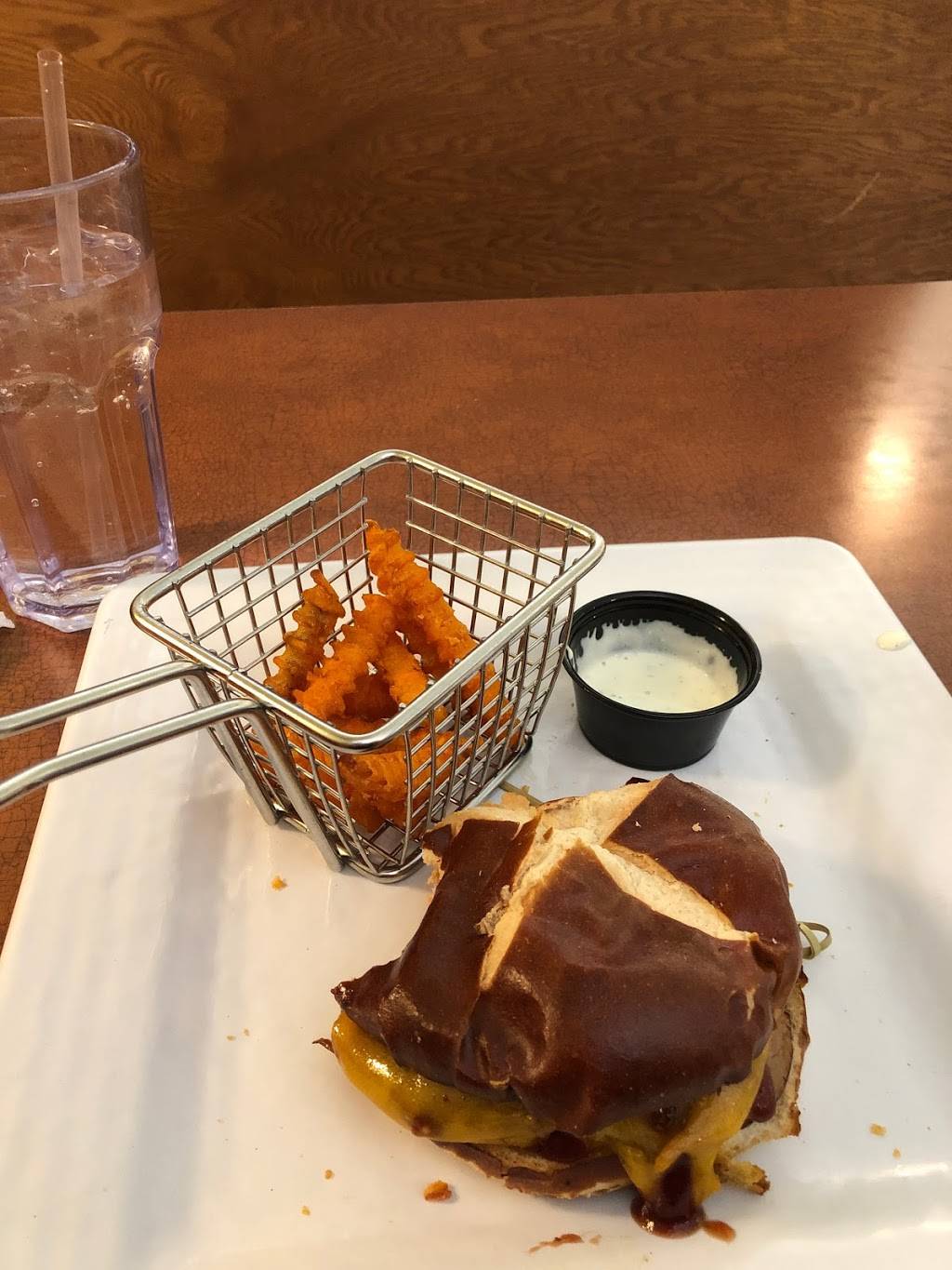 Antoinettes Casual Dining | restaurant | 18 W Mill St, Plymouth, WI 53073, USA | 9208922161 OR +1 920-892-2161