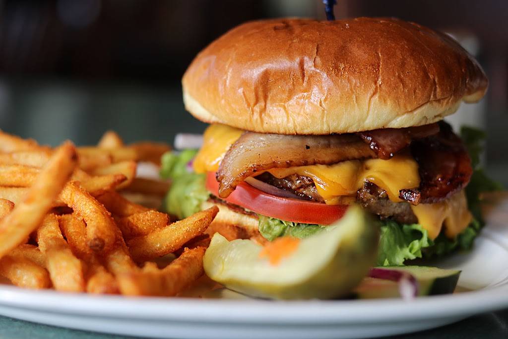 County Clare Irish Inn & Pub | restaurant | 1234 N Astor St, Milwaukee, WI 53202, USA | 4142725273 OR +1 414-272-5273