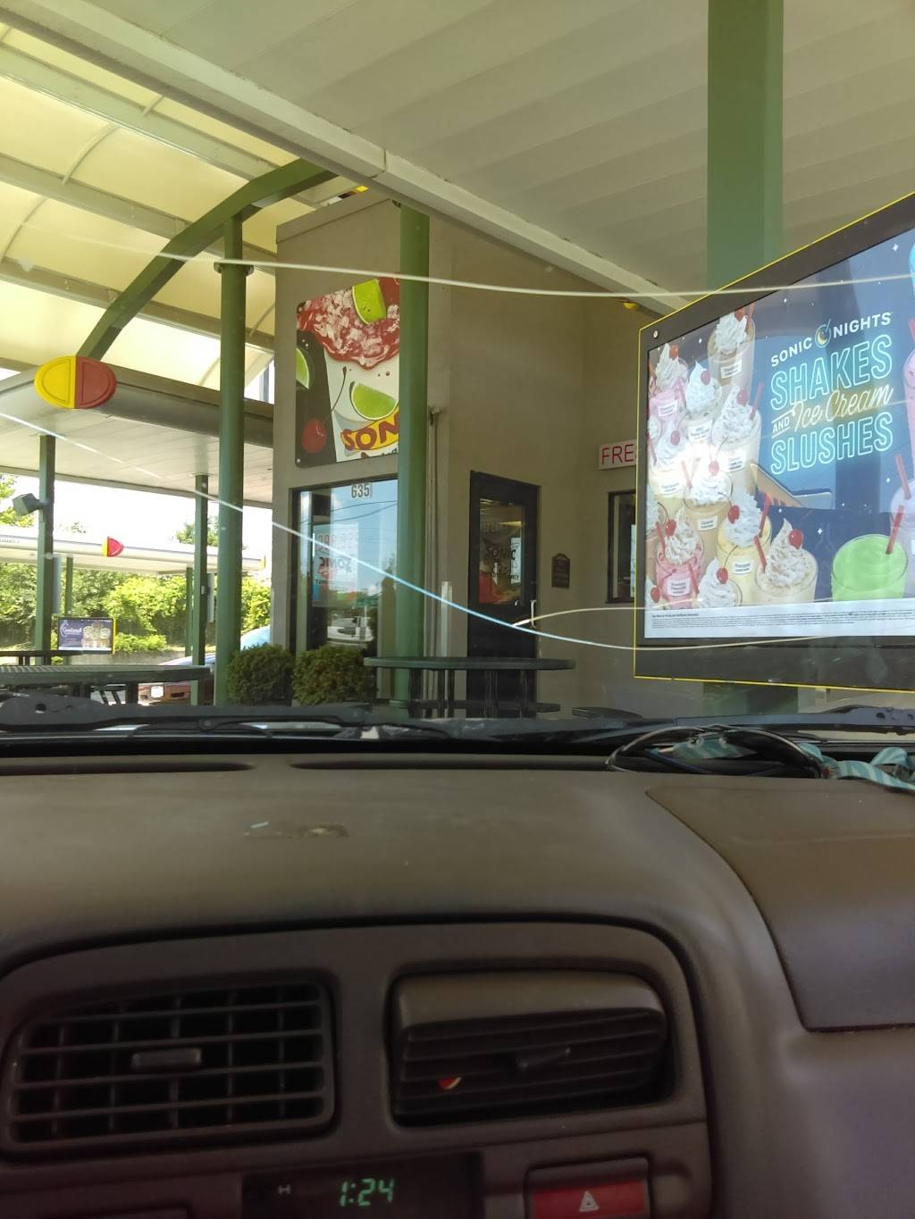 Sonic Drive-In | restaurant | 635 W Commercial St, Springfield, MO 65803, USA | 4178666245 OR +1 417-866-6245