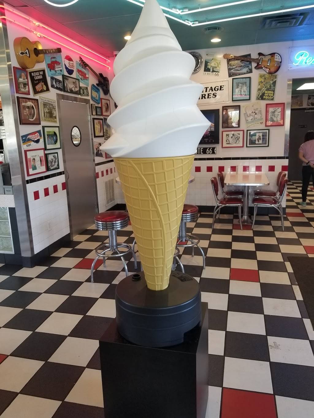 Spangles | restaurant | 2037 SW Gage Blvd, Topeka, KS 66604, USA | 7852722015 OR +1 785-272-2015