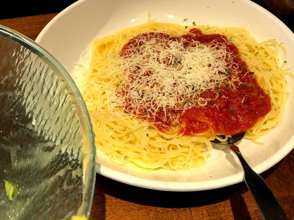 Olive Garden Italian Restaurant | meal takeaway | 6750 W 95th St, Overland Park, KS 66212, USA | 9133818645 OR +1 913-381-8645