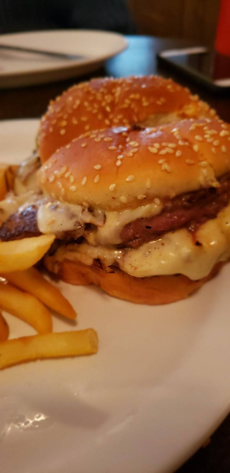 The Village Green Bar & Grill | restaurant | 7508 Hubbard Ave, Middleton, WI 53562, USA | 6088319962 OR +1 608-831-9962