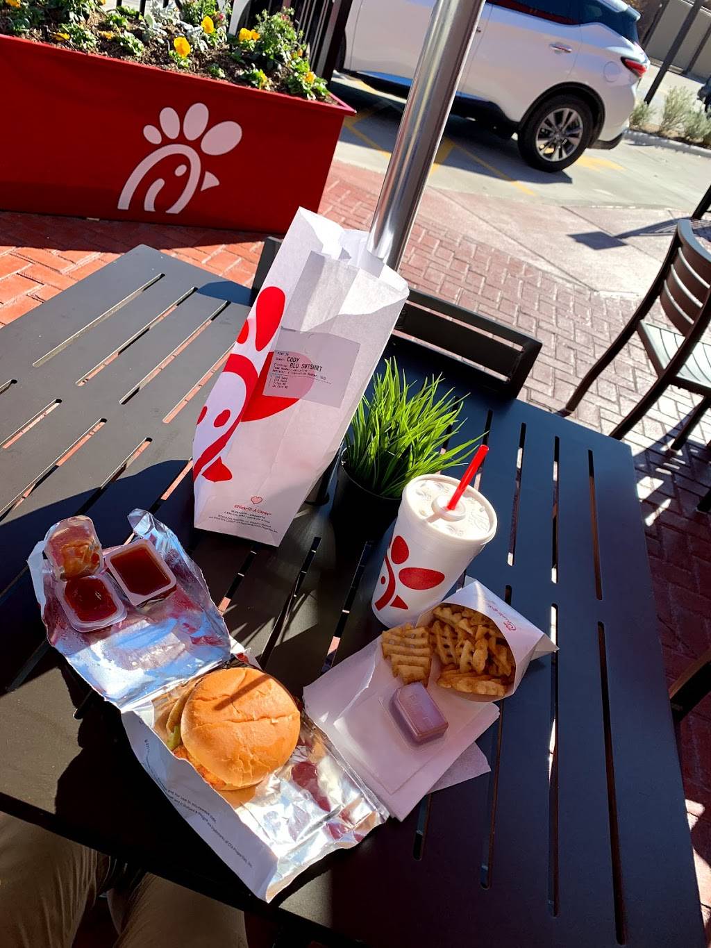 Chick-fil-A | restaurant | 3040 W Mockingbird Ln, Dallas, TX 75235, USA | 2147363866 OR +1 214-736-3866