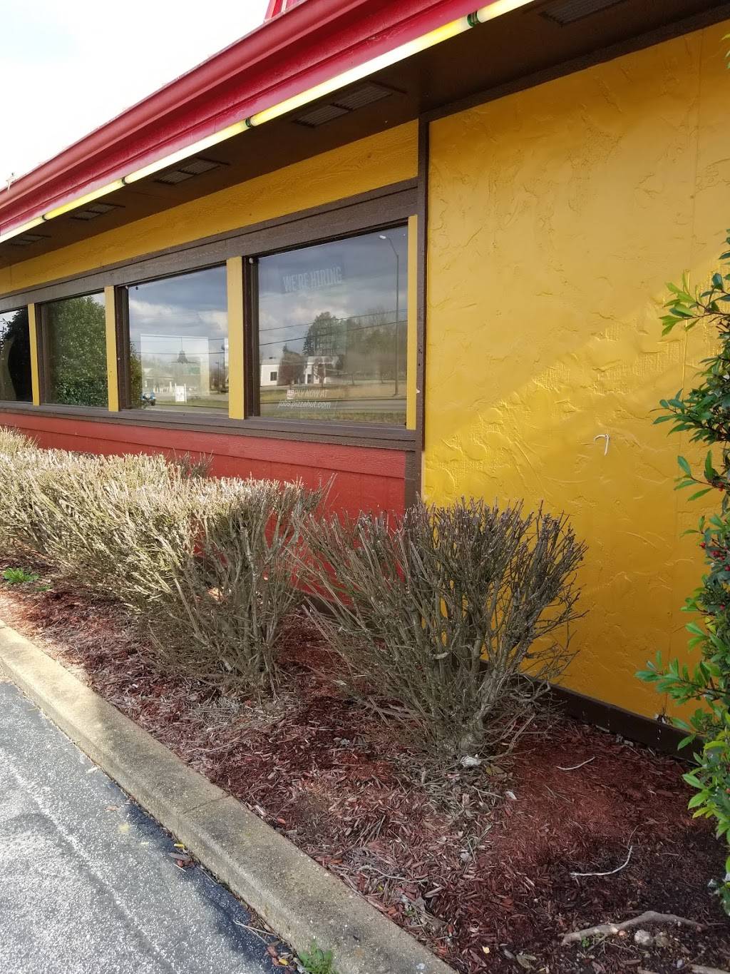 Pizza Hut | meal takeaway | 550 E Main St, Hohenwald, TN 38462, USA | 9317962500 OR +1 931-796-2500