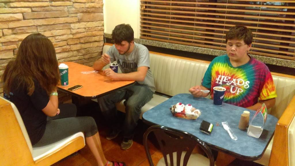 Braums Ice Cream & Burger Restaurant | restaurant | 801 N Summit St, Arkansas City, KS 67005, USA | 6204421548 OR +1 620-442-1548