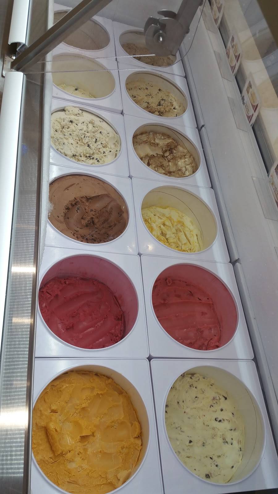 Häagen-Dazs | restaurant | 1961 Chain Bridge Rd, McLean, VA 22102, USA | 7037120882 OR +1 703-712-0882