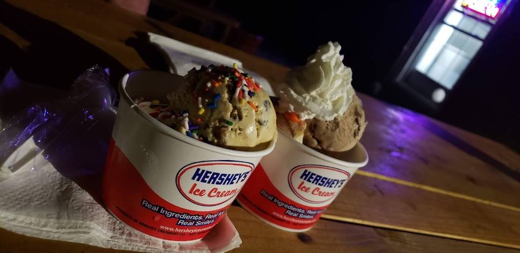 Two Chicks Sandwiches and Scoops | restaurant | 102 S Main St, Belmont, NC 28012, USA | 7045609711 OR +1 704-560-9711