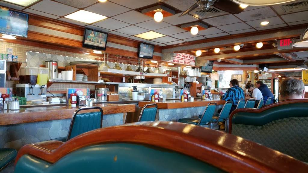 Full Moon Family Restaurant | restaurant | 1300 Skokie Hwy, Lake Bluff, IL 60044, USA | 8476890733 OR +1 847-689-0733