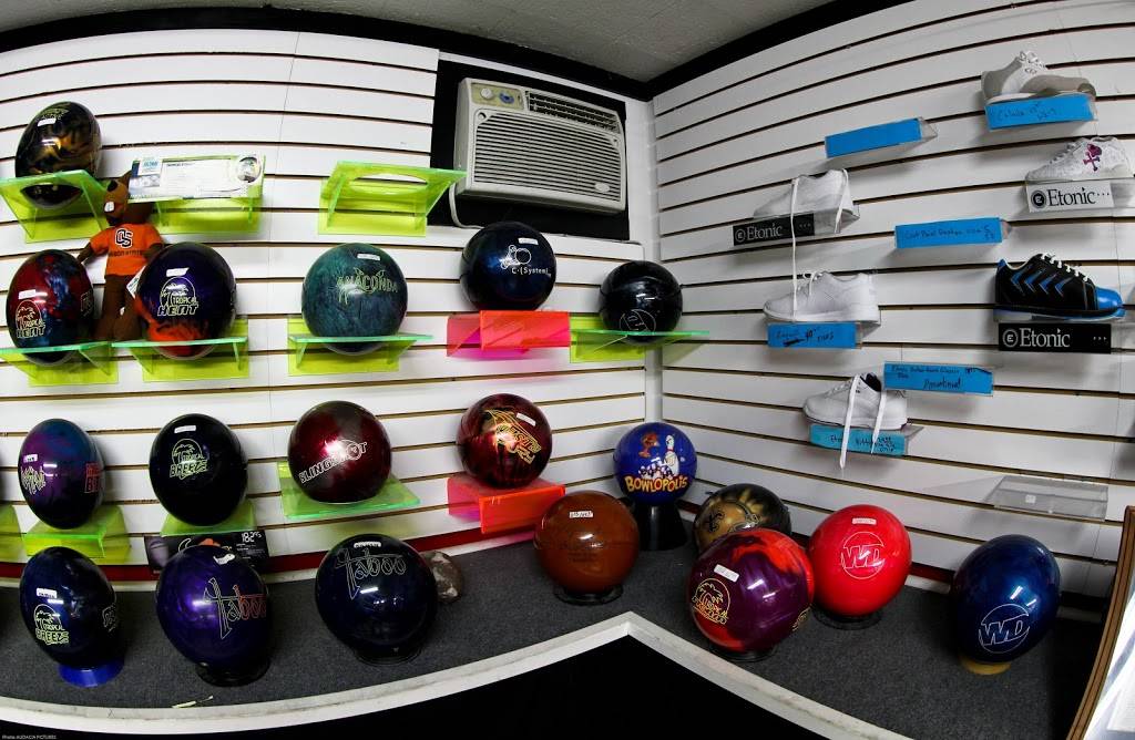 Town & Country Lanes | restaurant | 3500 River Rd N, Keizer, OR 97303, USA | 5033902221 OR +1 503-390-2221