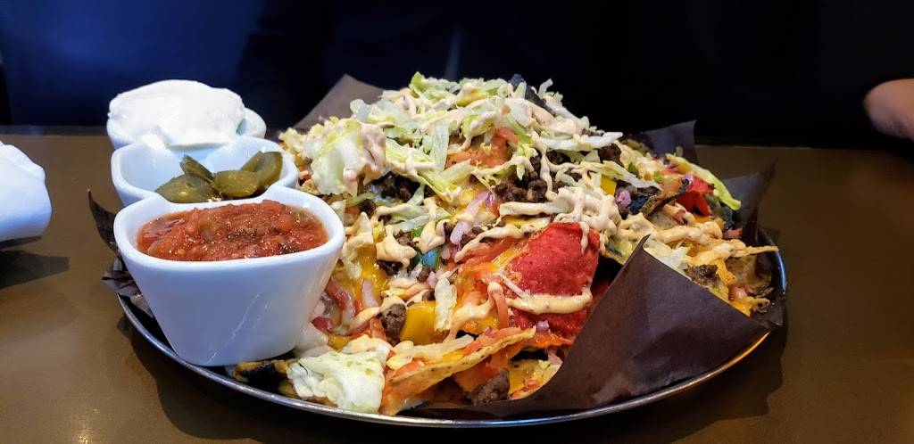 The Crooked Cue | restaurant | 75 Lakeshore Rd E, Mississauga, ON L5G 1C9, Canada | 9052717665 OR +1 905-271-7665