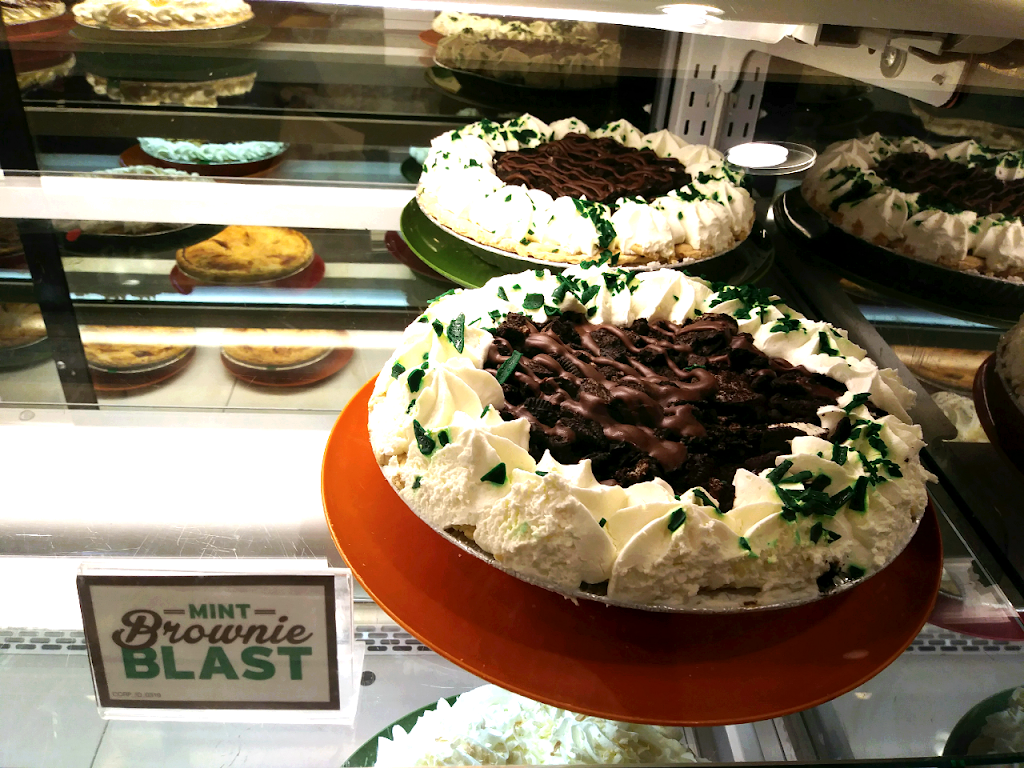 Village Inn | bakery | 2901 N Main St, Hutchinson, KS 67502, USA | 6206623116 OR +1 620-662-3116