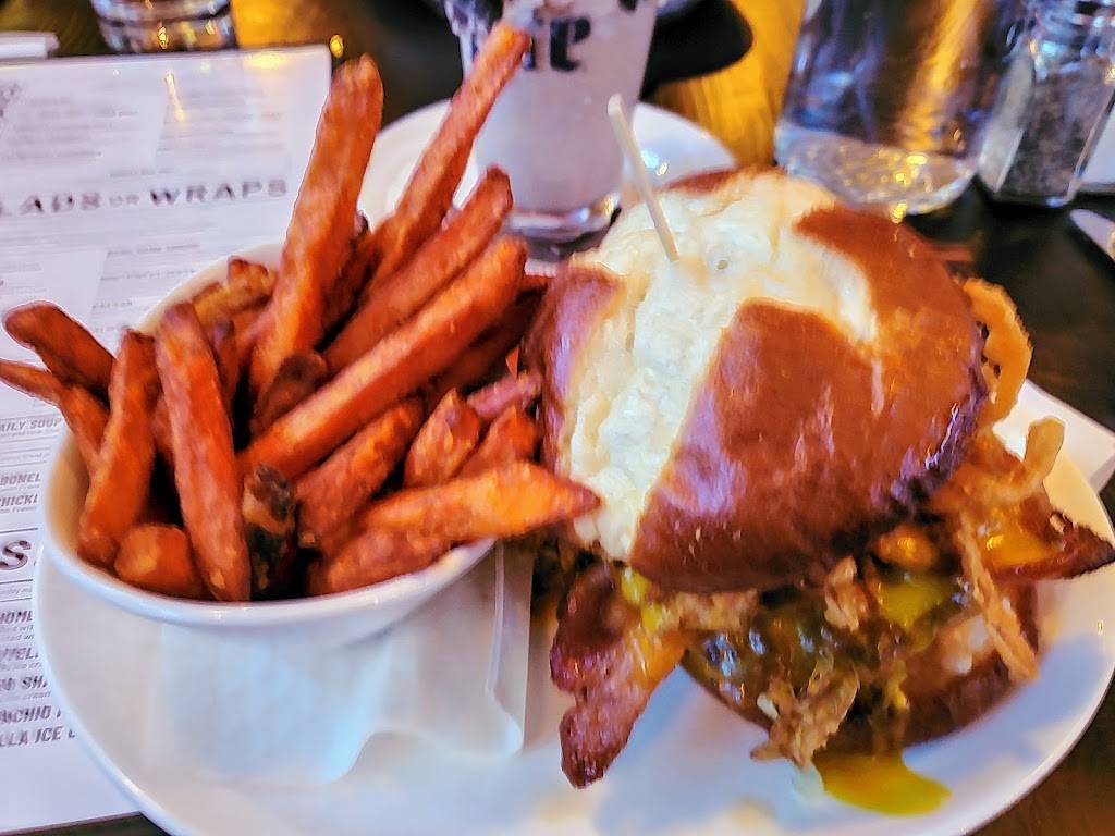 Bulldog Ale House | restaurant | 100 E Roosevelt Rd, Villa Park, IL 60181, USA | 8479040333 OR +1 847-904-0333