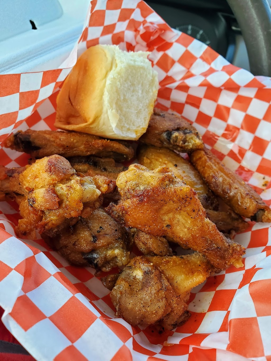 Wing Studio | restaurant | 280 SW Blue Pkwy, Lees Summit, MO 64063, USA | 8164345212 OR +1 816-434-5212