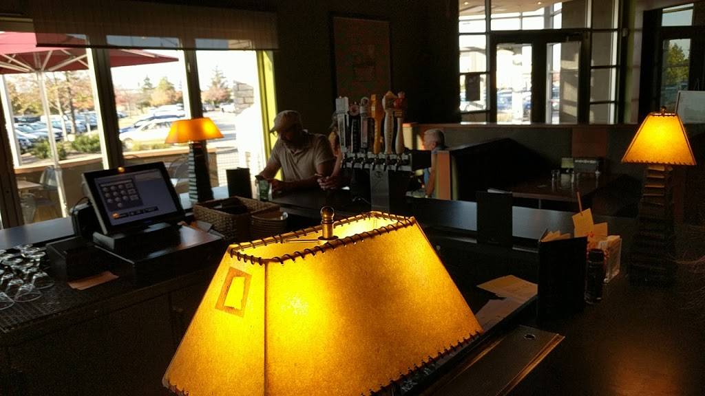 Houlihans | restaurant | 2 Southpark Center, Strongsville, OH 44136, USA | 4405729090 OR +1 440-572-9090