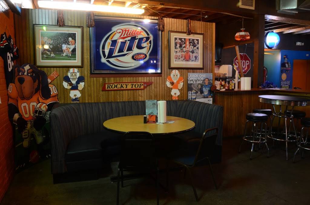 The Hawks Nest | restaurant | 105 Church St, Martin, TN 38237, USA | 7312817100 OR +1 731-281-7100