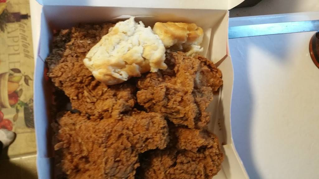 KFC | restaurant | N96 W17860, County Line Rd, Germantown, WI 53022, USA | 2622531000 OR +1 262-253-1000