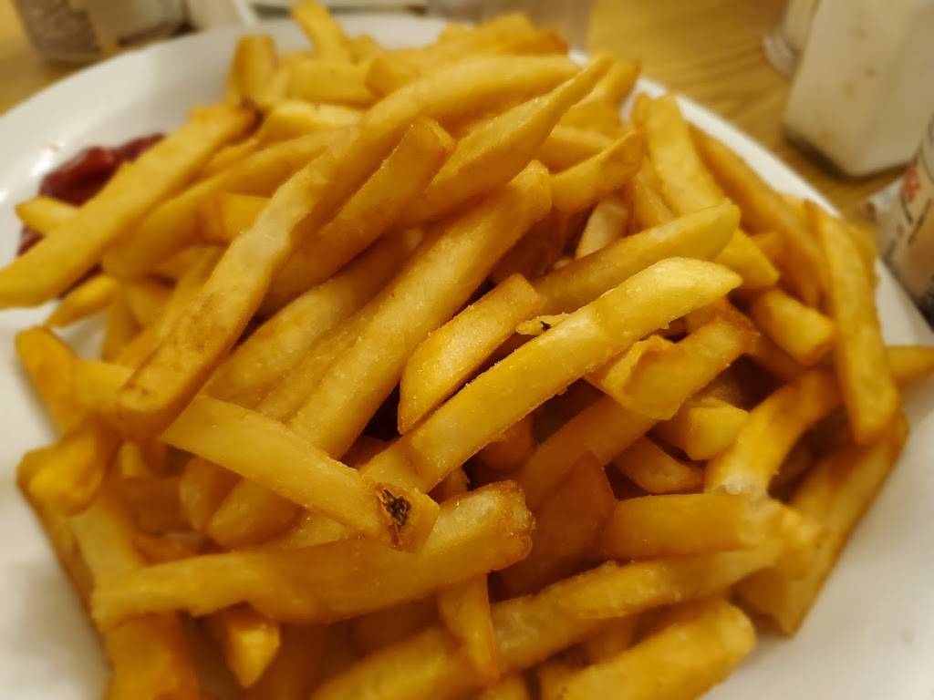 Guss Family Restaurant | restaurant | 189 Picton Main St, Picton, ON K0K, Canada | 6134766900 OR +1 613-476-6900