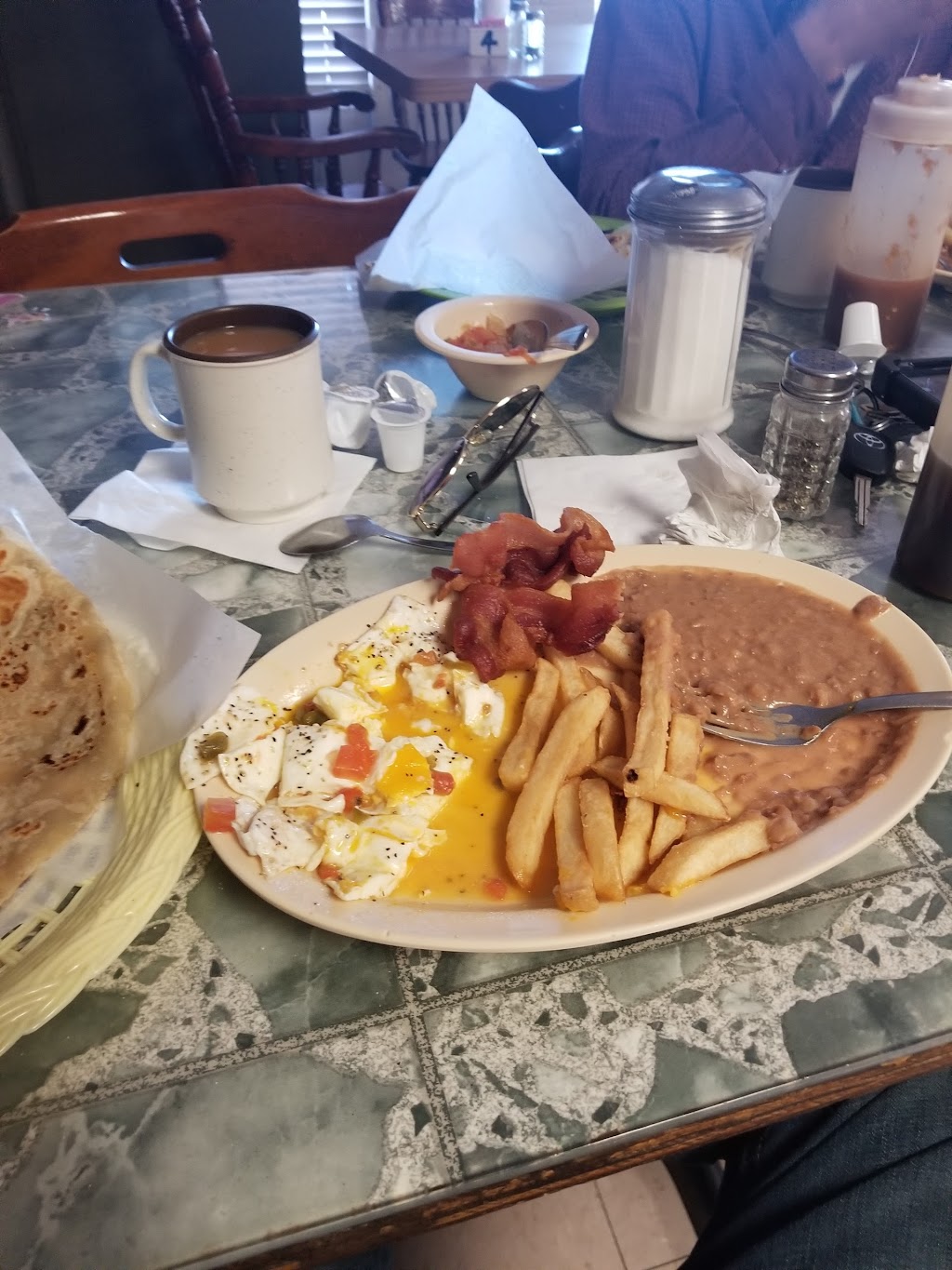 Estrellas Restaurant | restaurant | 114 E Elizabeth St, Brownsville, TX 78520, USA | 9565461504 OR +1 956-546-1504