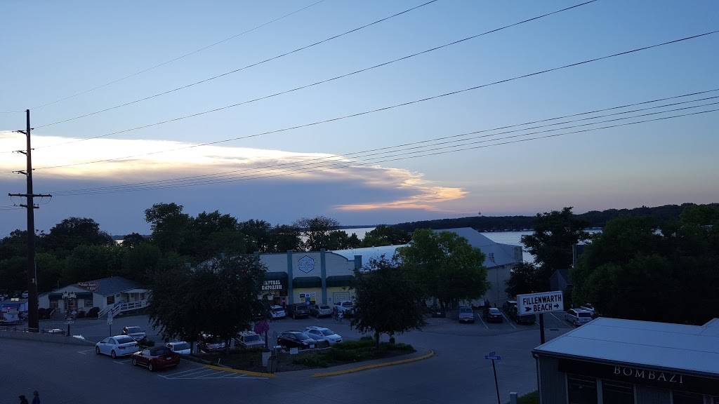 Captains Getaway | restaurant | 107 W Broadway St, Arnolds Park, IA 51331, USA | 7123327045 OR +1 712-332-7045