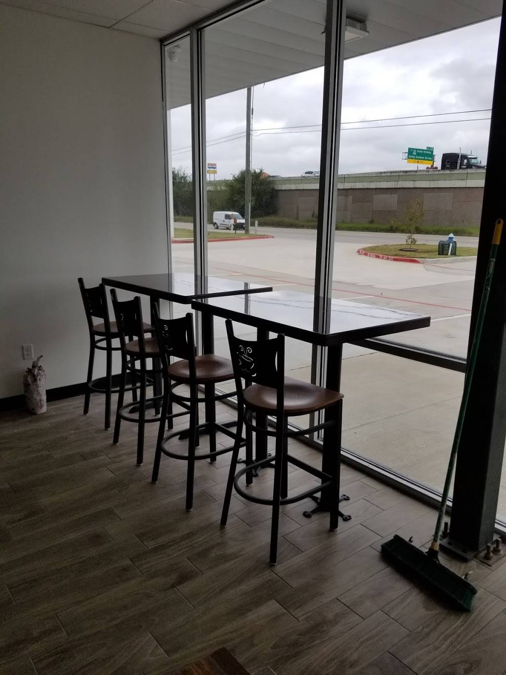 Southern Maid Donuts | restaurant | 21117 North Fwy # 200, Spring, TX 77388, USA | 8322996094 OR +1 832-299-6094