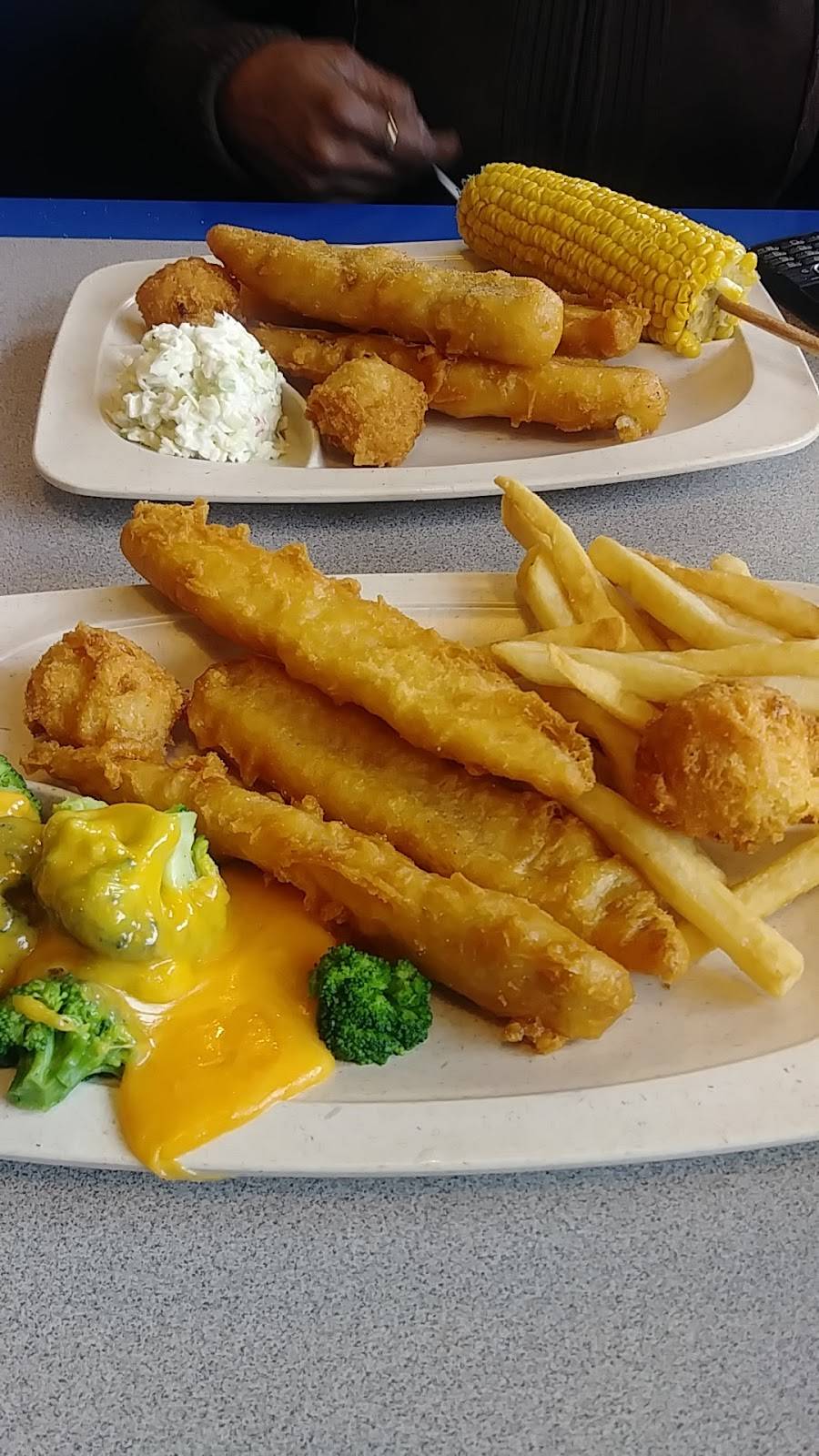 Captain Ds | restaurant | 2008 E Cone Blvd, Greensboro, NC 27405, USA | 3366212280 OR +1 336-621-2280