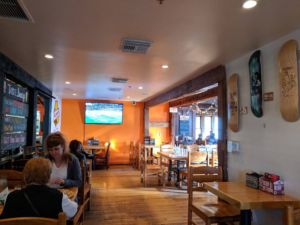 Grinders Stonewall | restaurant | 10240 Pflumm Rd, Lenexa, KS 66215, USA | 9138882000 OR +1 913-888-2000