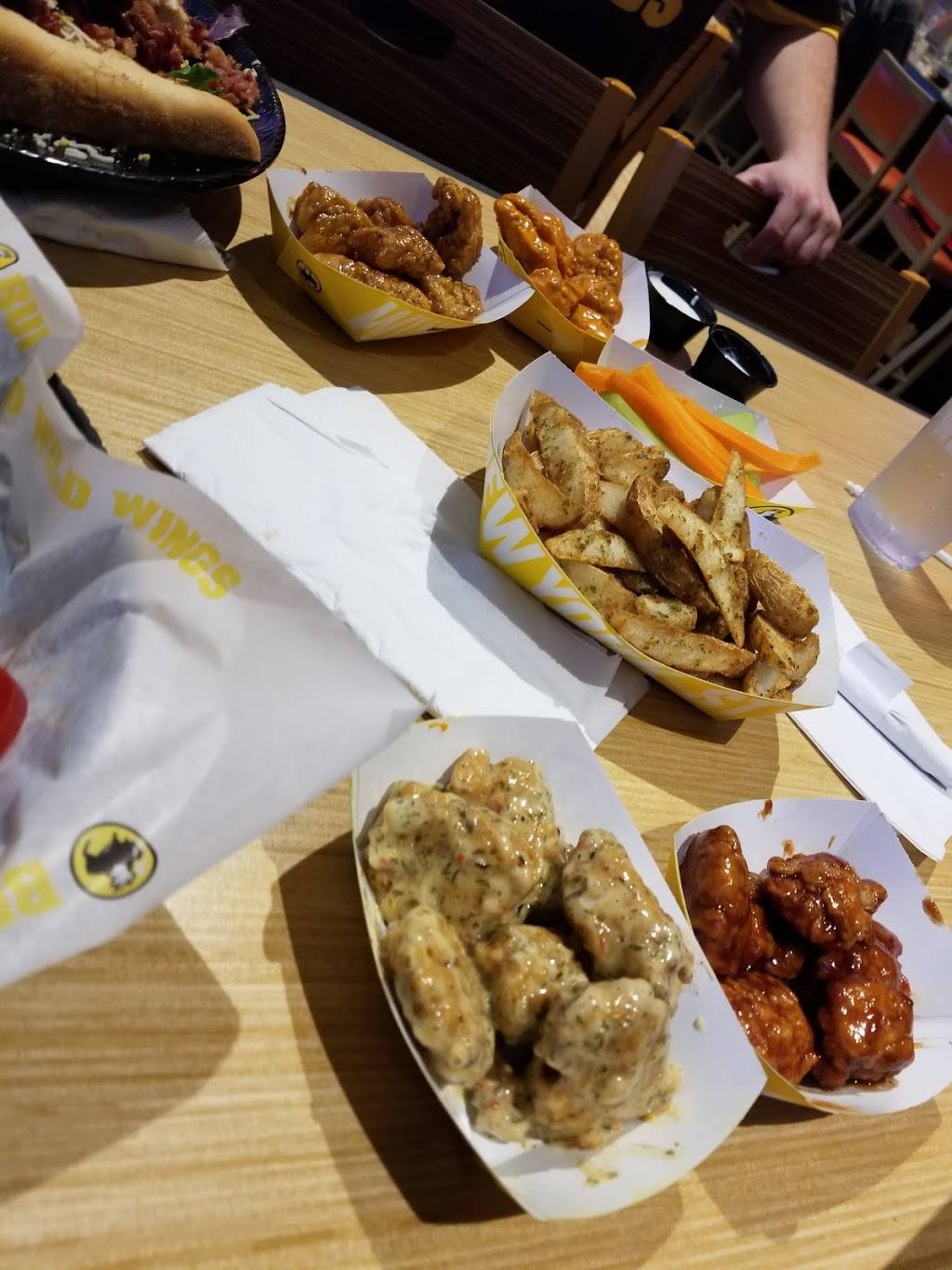 Buffalo Wild Wings | meal takeaway | 216 James L Hart Pkwy Unit 1, Ypsilanti, MI 48197, USA | 7344807410 OR +1 734-480-7410