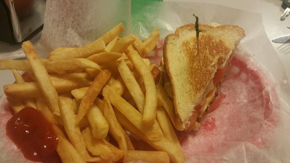 Janets Park & Eat | restaurant | Riverview Ave, Logan, WV 25601, USA | 3047526996 OR +1 304-752-6996