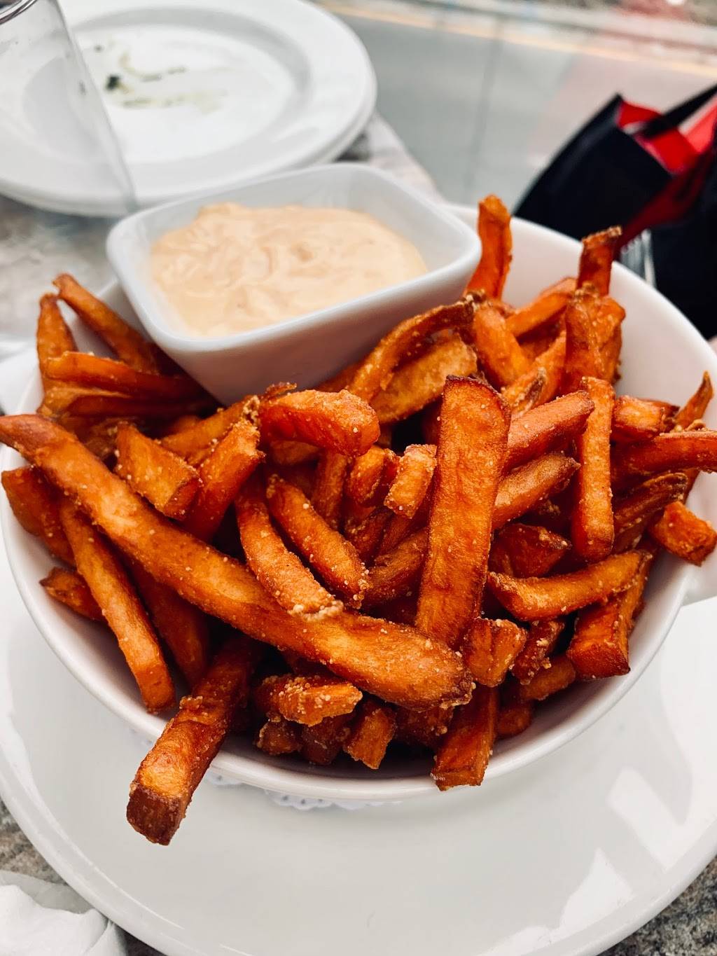 The Crooked Cue | restaurant | 3056 Bloor St W, Etobicoke, ON M8X 1C4, Canada | 4162367736 OR +1 416-236-7736