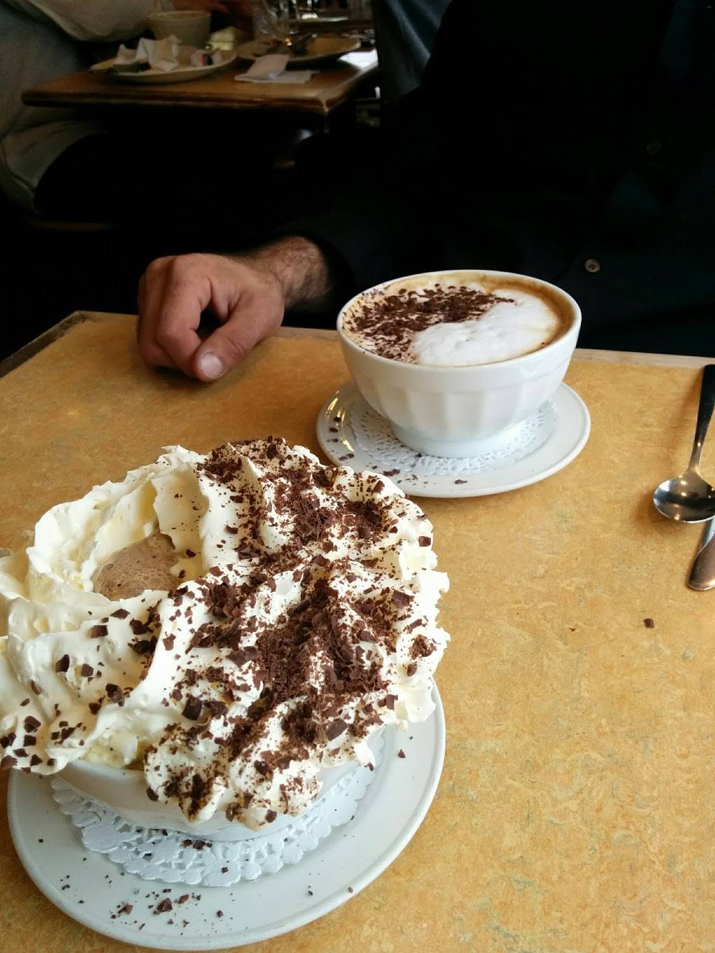 Manneken-Pis | cafe | 320 Rue Champlain, Saint-Jean-sur-Richelieu, QC J3B 6W2, Canada | 4503483254 OR +1 450-348-3254