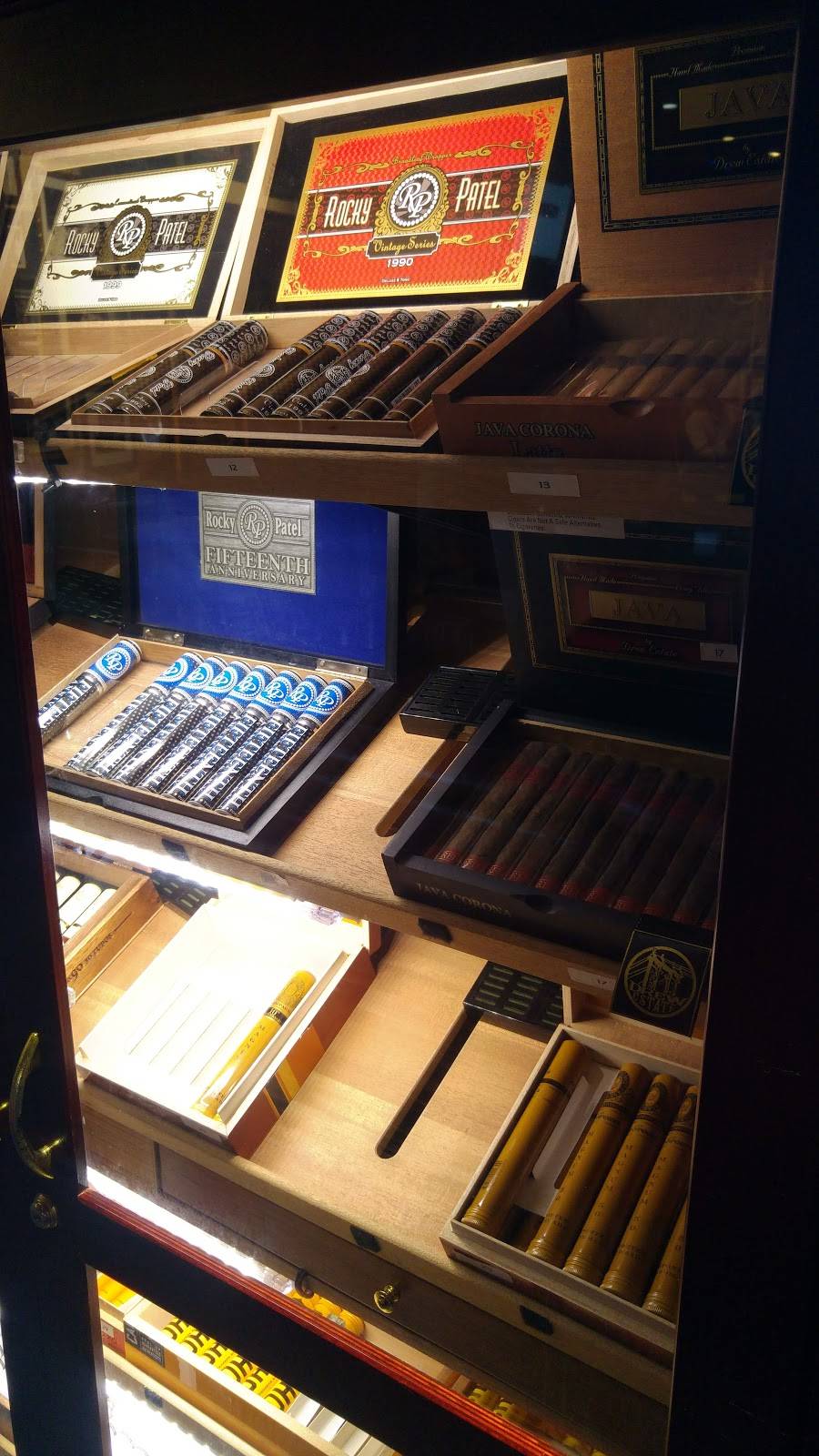 Swampers | restaurant | 800 S Cox Creek Pkwy, Florence, AL 35630, USA | 2562463662 OR +1 256-246-3662