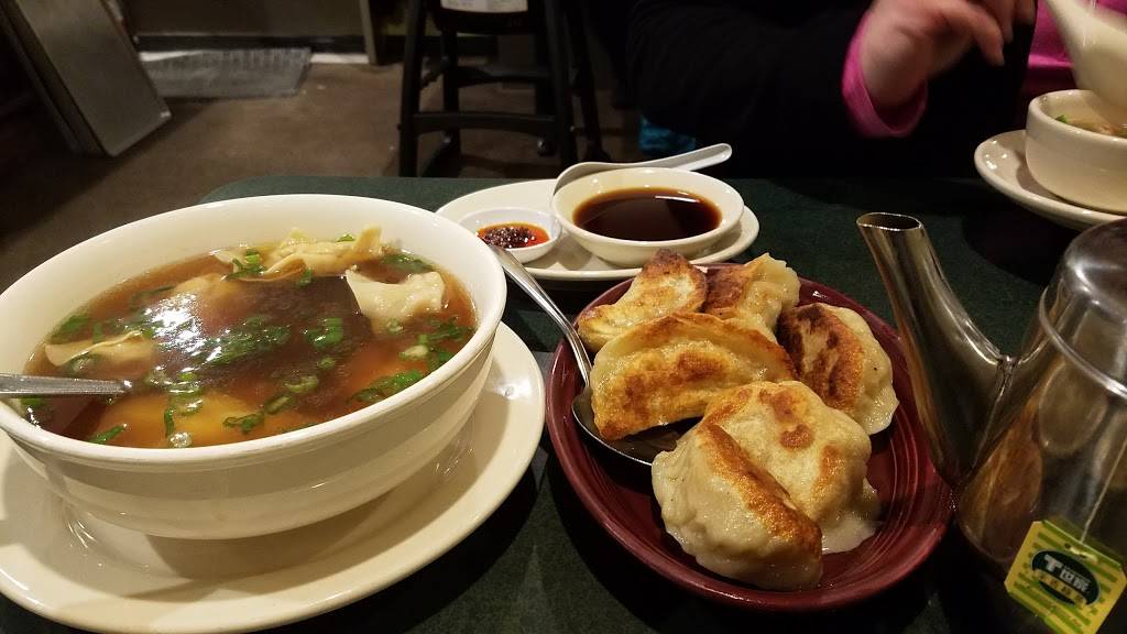 Snappy Dragon | restaurant | 8917 Roosevelt Way NE, Seattle, WA 98115, USA | 2065285575 OR +1 206-528-5575