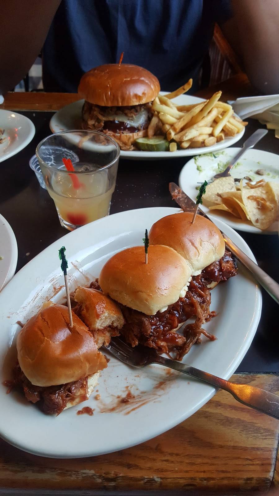 Hawkeyes Bar & Grill | restaurant | 1458 W Taylor St, Chicago, IL 60607, USA | 3122263951 OR +1 312-226-3951