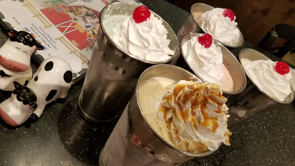 Moo Moos Burger Barn | restaurant | 3200 N Naglee Rd #608, Tracy, CA 95304, USA | 2092079019 OR +1 209-207-9019