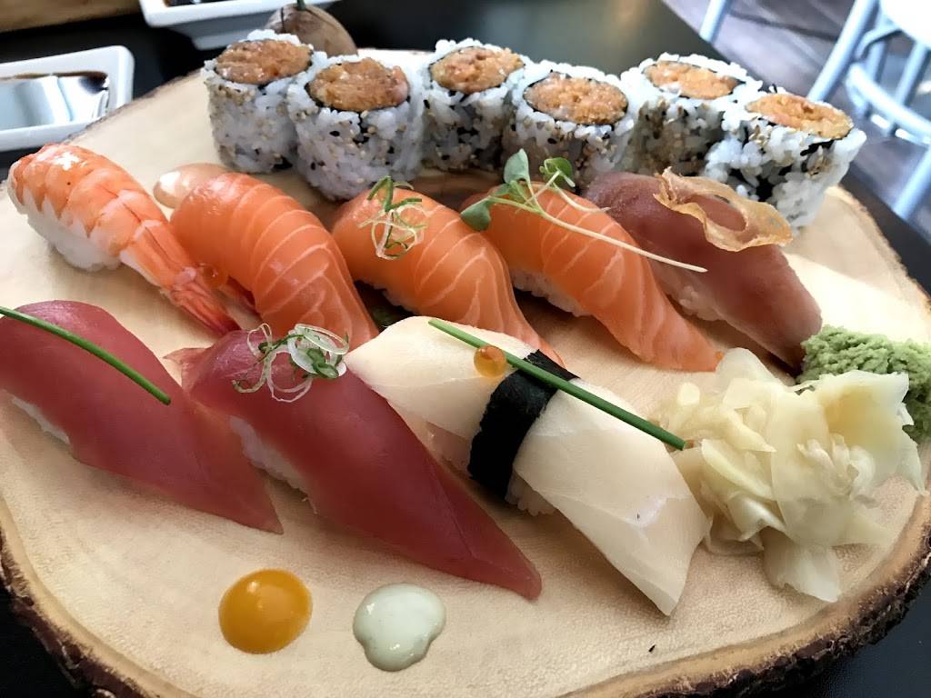 Rollian Sushi | restaurant | 660 Eglinton Ave E, East York, ON M4G 2K2, Canada | 4164894303 OR +1 416-489-4303