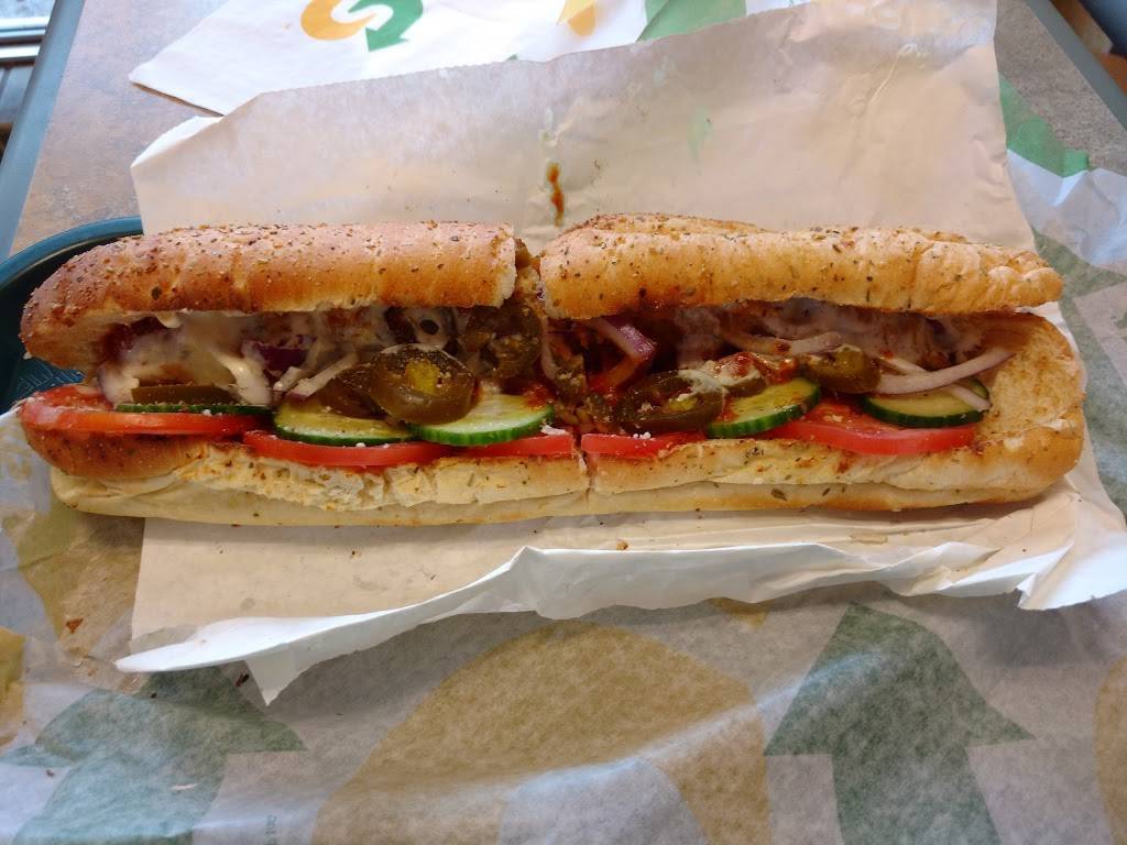 Subway | restaurant | 802 Sheppard Ave E, North York, ON M2K 1C3, Canada | 4162224404 OR +1 416-222-4404