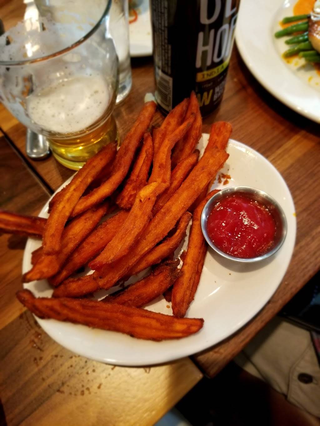 Burtons Grill | restaurant | 94 Derby St #279, Hingham, MA 02043, USA | 7817491007 OR +1 781-749-1007