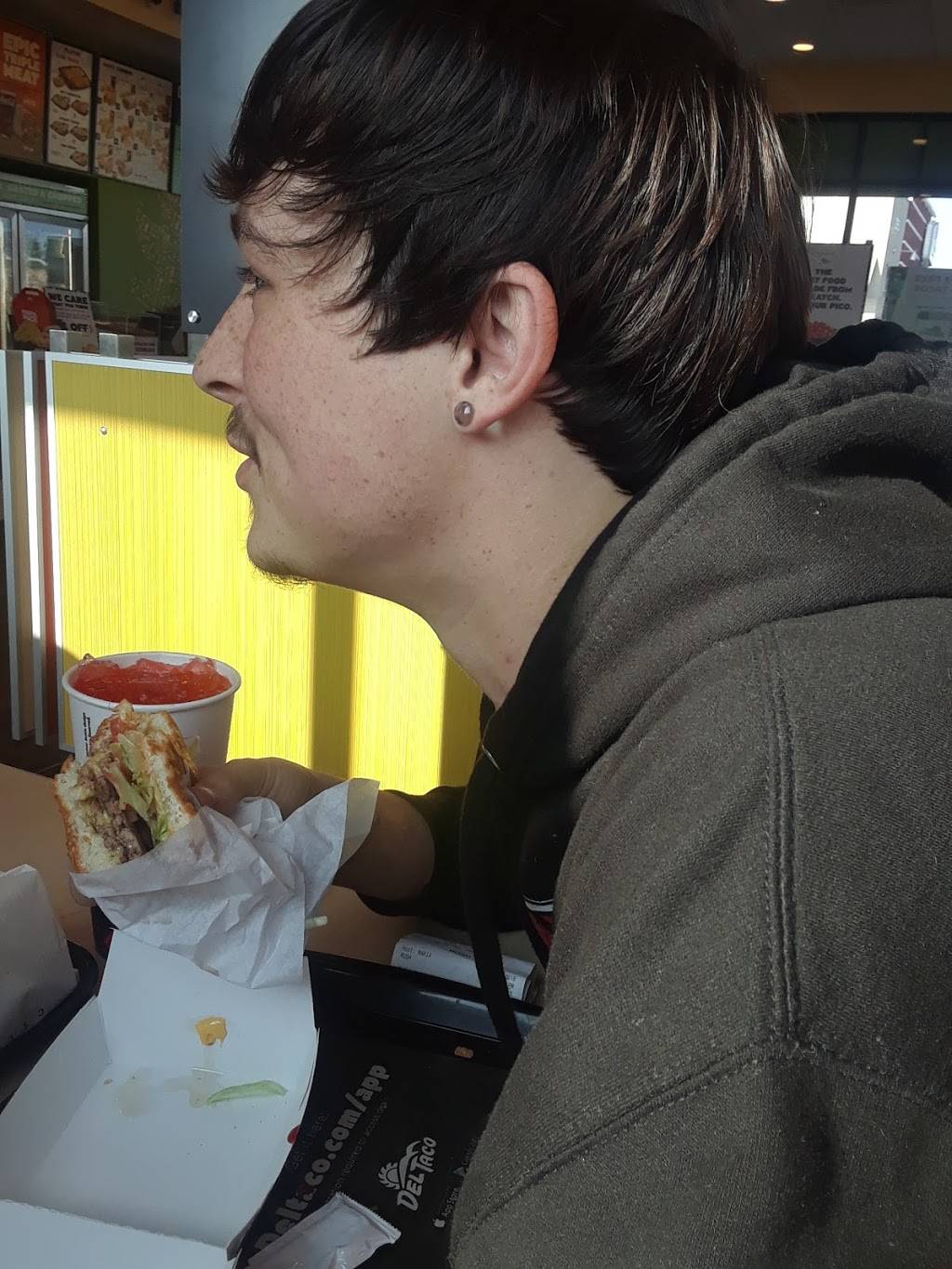 Del Taco | restaurant | 2933 N Chester Ave, Bakersfield, CA 93308, USA | 6612188135 OR +1 661-218-8135