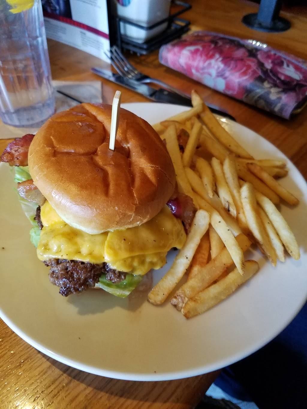 Applebees Grill + Bar | restaurant | Fashion Center Mall, 17 E Ridgewood Ave, Paramus, NJ 07652, USA | 2014478813 OR +1 201-447-8813