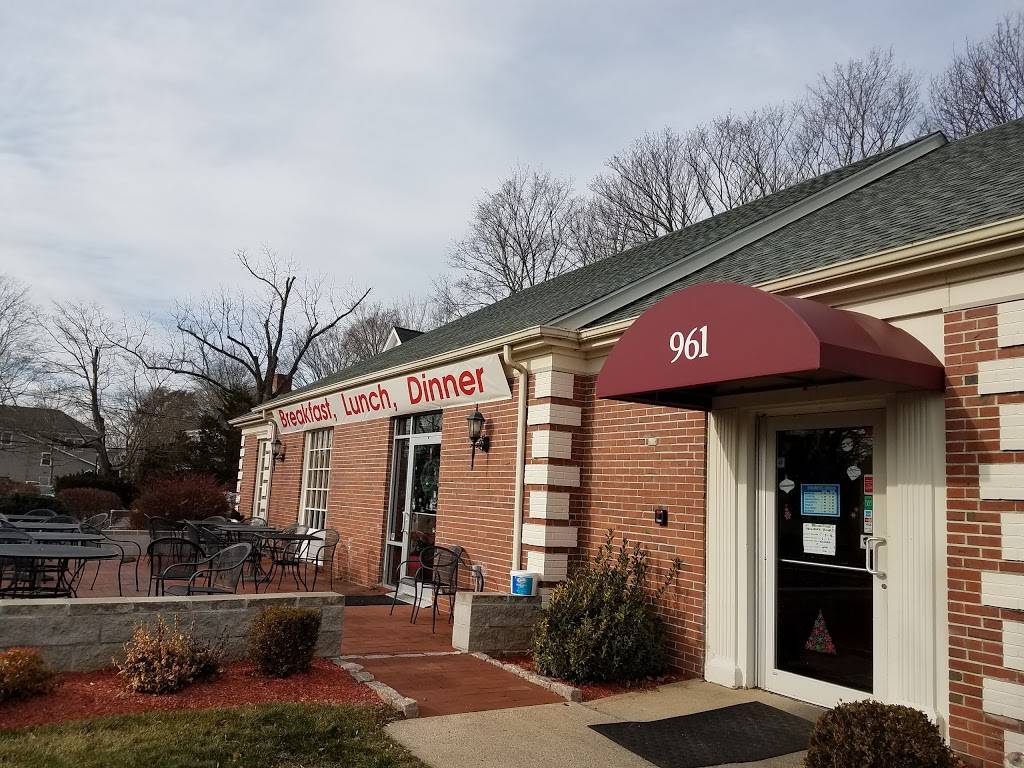 The Brownstone House Family Restaurant | restaurant | 961 Boston Post Rd, Guilford, CT 06437, USA | 2034581238 OR +1 203-458-1238