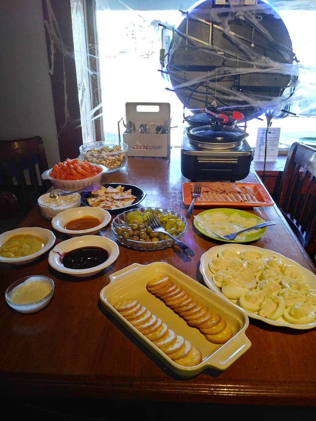 TJs Bar and Grille | restaurant | 4 Bridge Approach St, Buzzards Bay, MA 02532, USA | 5087592333 OR +1 508-759-2333