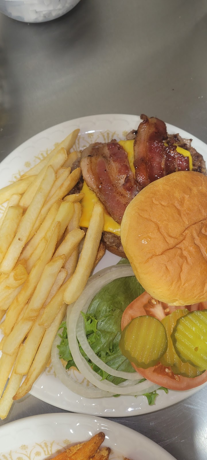 TNT Burgers & Steaks | restaurant | 110 Main St, Bison, SD 57620, USA | 6052447777 OR +1 605-244-7777