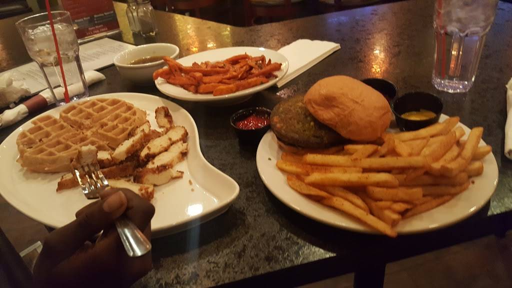 Demis Restaurant & Bar | restaurant | 24201 W Seven Mile Rd, Detroit, MI 48219, USA | 3137667802 OR +1 313-766-7802