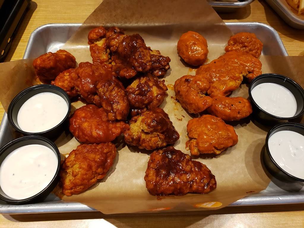 Buffalo Wild Wings | meal takeaway | 1402 SE Everett Mall Way, Everett, WA 98208, USA | 4252650668 OR +1 425-265-0668
