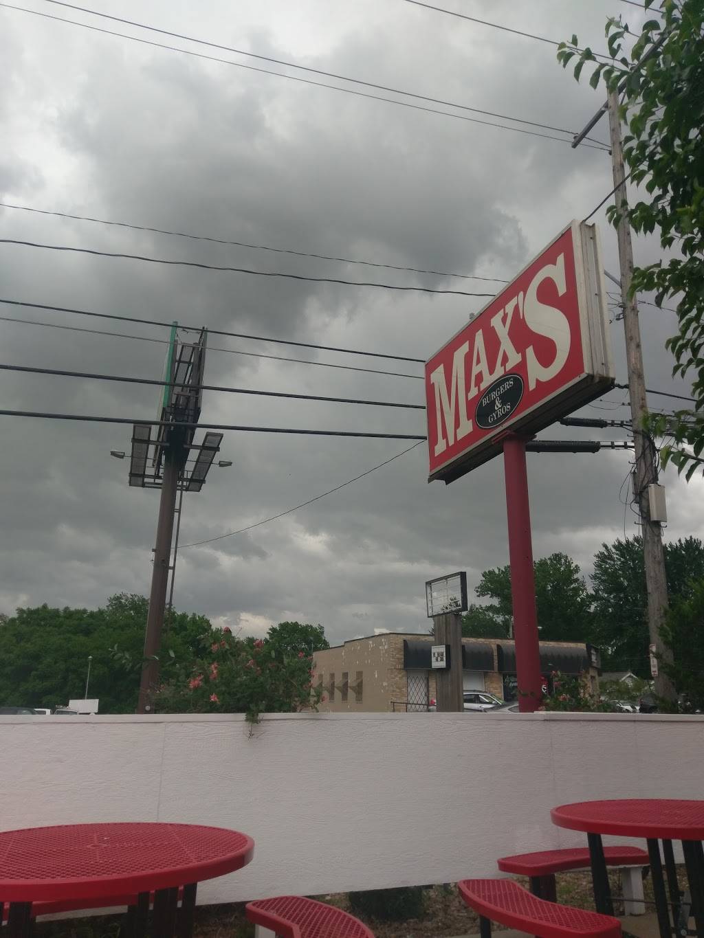 Maxs Burgers and Gyros | restaurant | 8240 Wornall Rd, Kansas City, MO 64114, USA | 8164446297 OR +1 816-444-6297