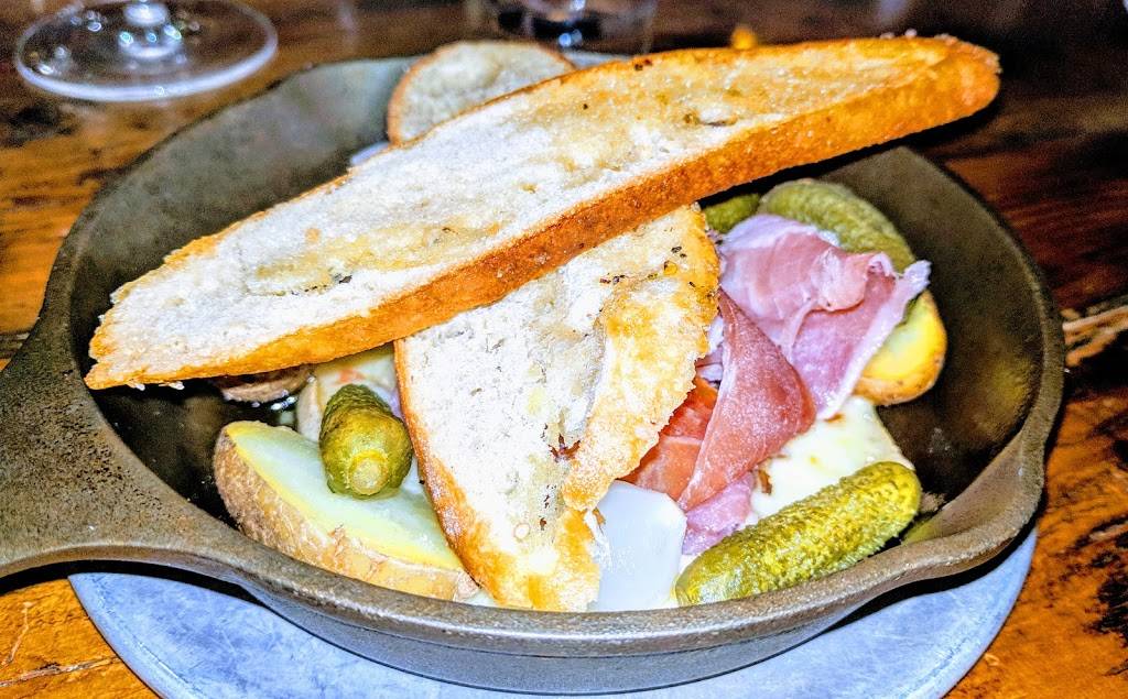 LOurs Caverne Culinaire | restaurant | 200 Rue Sainte-Marie, La Prairie, QC J5R 1G2, Canada | 4506953113 OR +1 450-695-3113