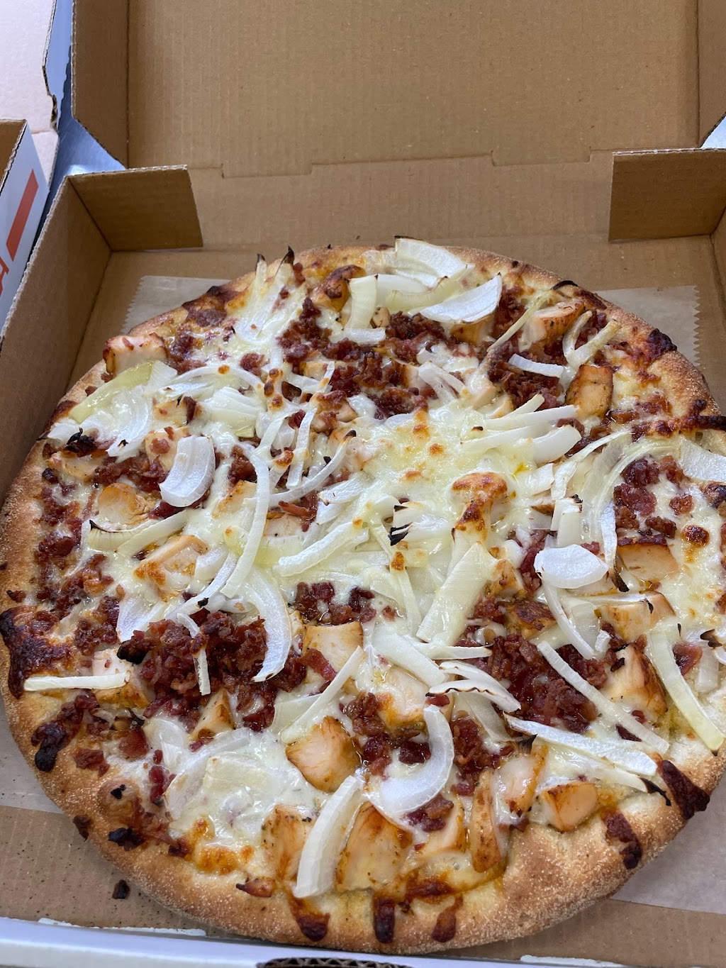 paramount pizza slices holyoke ma | meal delivery | 2287 Northampton St, Holyoke, MA 01040, USA | 4135385544 OR +1 413-538-5544