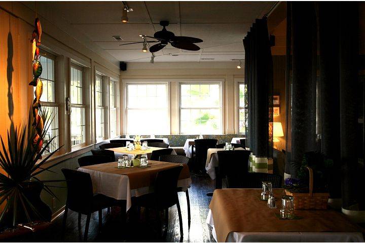 Sweetgrass Restaurant and Bar | restaurant | 100 Marina Dr, St Helena Island, SC 29920, USA | 8438382151 OR +1 843-838-2151
