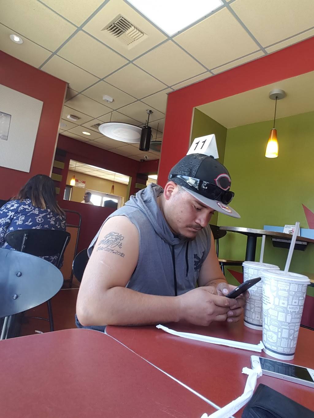 Jack in the Box | restaurant | 3002 Ming Ave, Bakersfield, CA 93304, USA | 6618325942 OR +1 661-832-5942